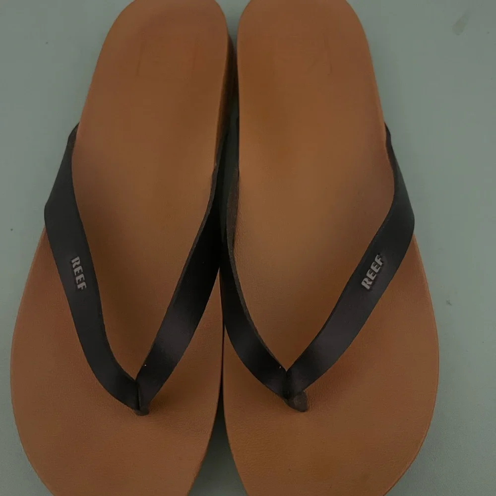 Women’s Reef Cushion Court Comfort Flip Flips Size 9’ Black & Tan  Leather - Picture 2 of 4